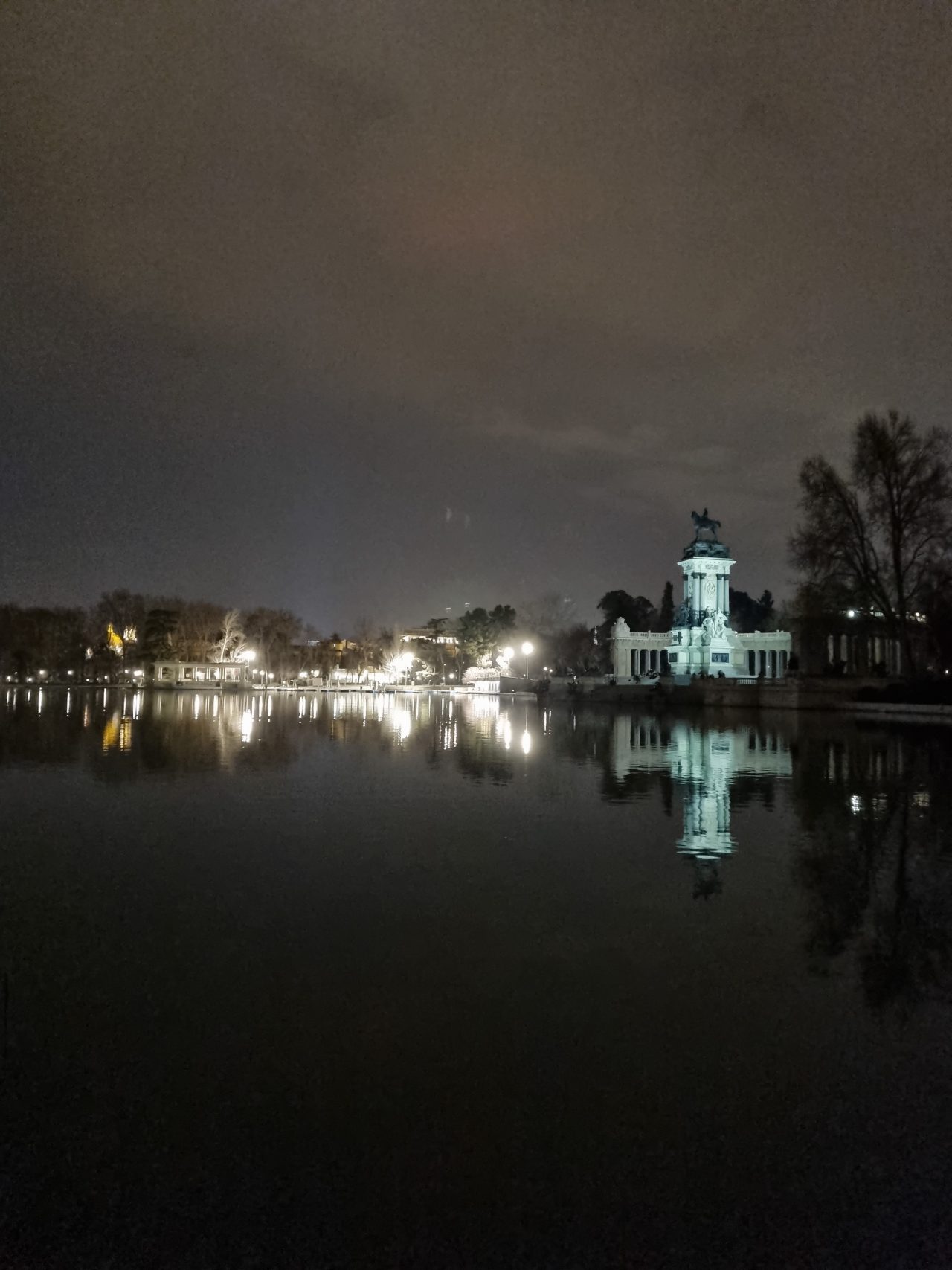 https://www.monicachacin.com/wp-content/uploads/2022/02/parque-del-retiro-de-noche-reflexiones-para-emprendedores-1280x1707.jpg