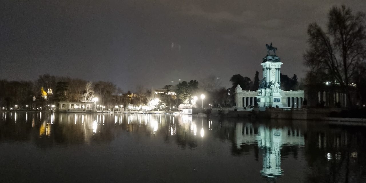 https://www.monicachacin.com/wp-content/uploads/2022/02/parque-del-retiro-de-noche-reflexiones-para-emprendedores-1280x640.jpg