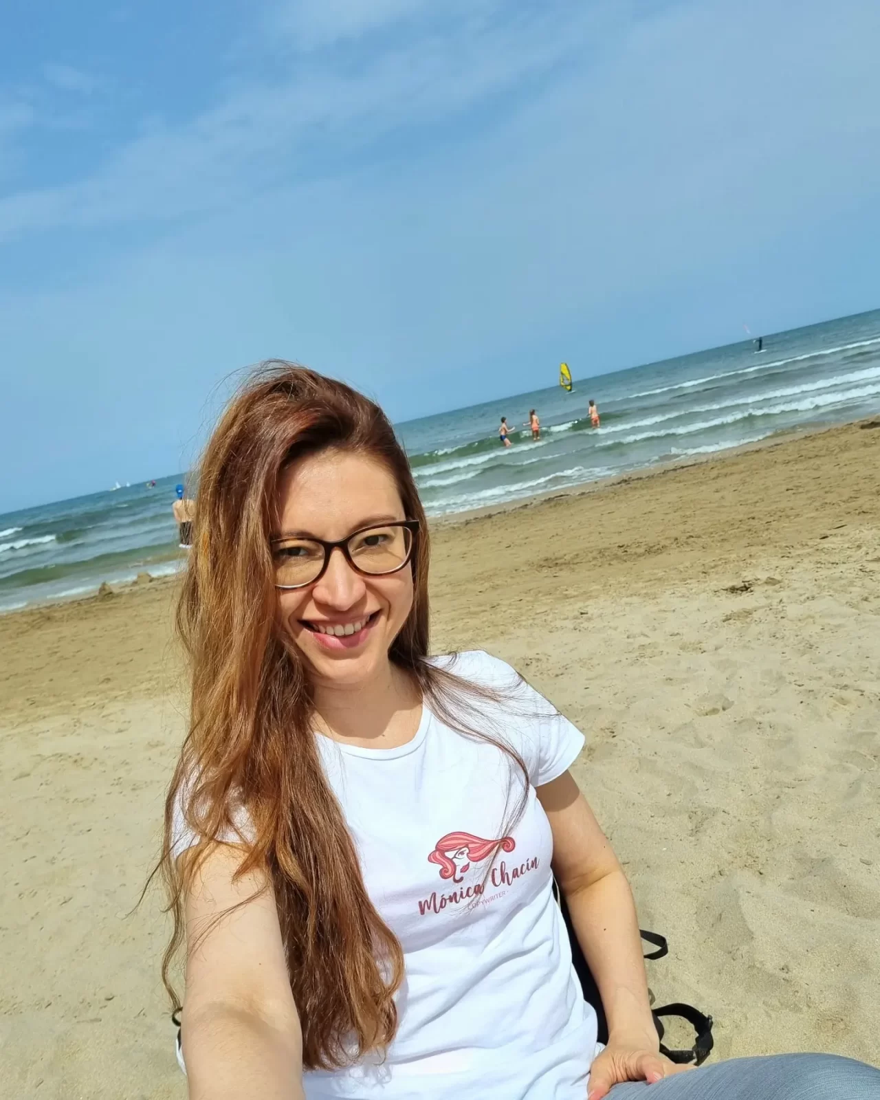 https://www.monicachacin.com/wp-content/uploads/2022/04/monica-chacin-copywriter-playas-de-espana-madrid-espana-valencia-barcelona-copywriting-2-1280x1600.webp