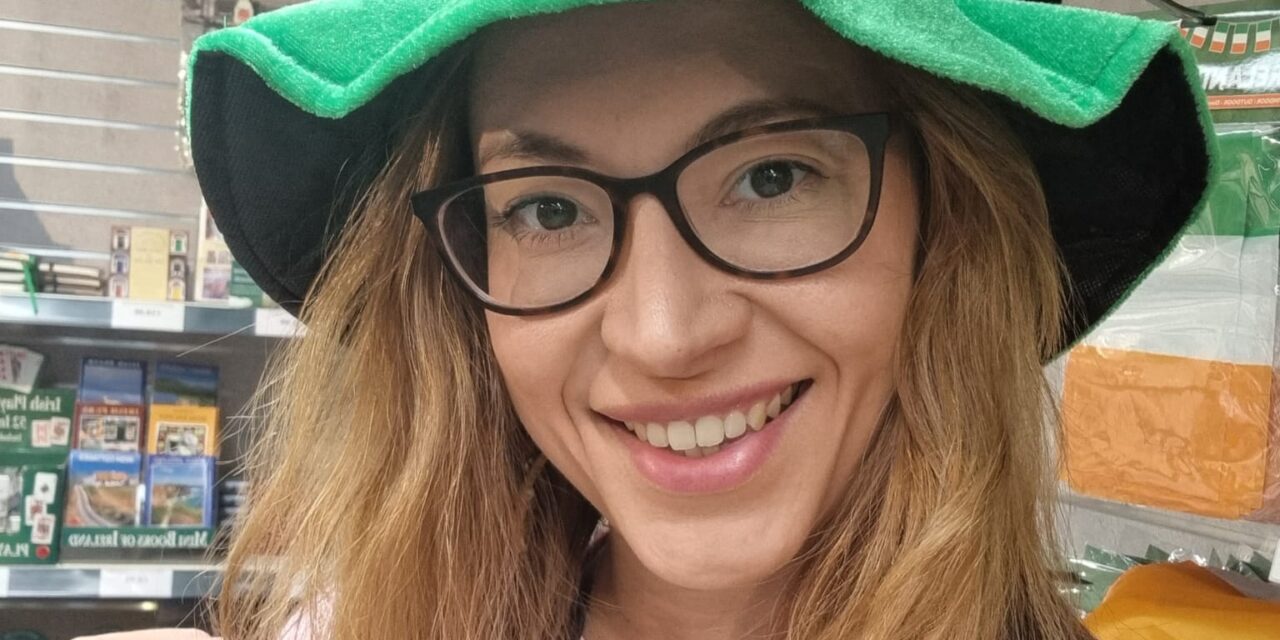 https://www.monicachacin.com/wp-content/uploads/2023/11/Finding-gold-in-ireland-monica-chacin-copywriter-leprechaun-1280x640.jpeg